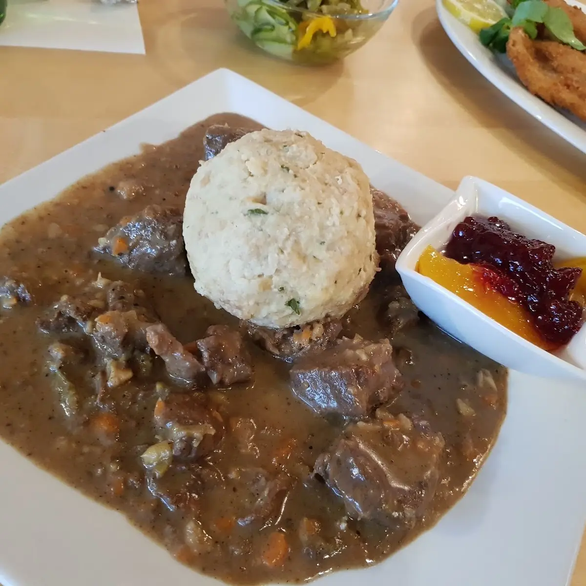 Hirschgulasch Mit Semmelknödel Und Preiselbeeren