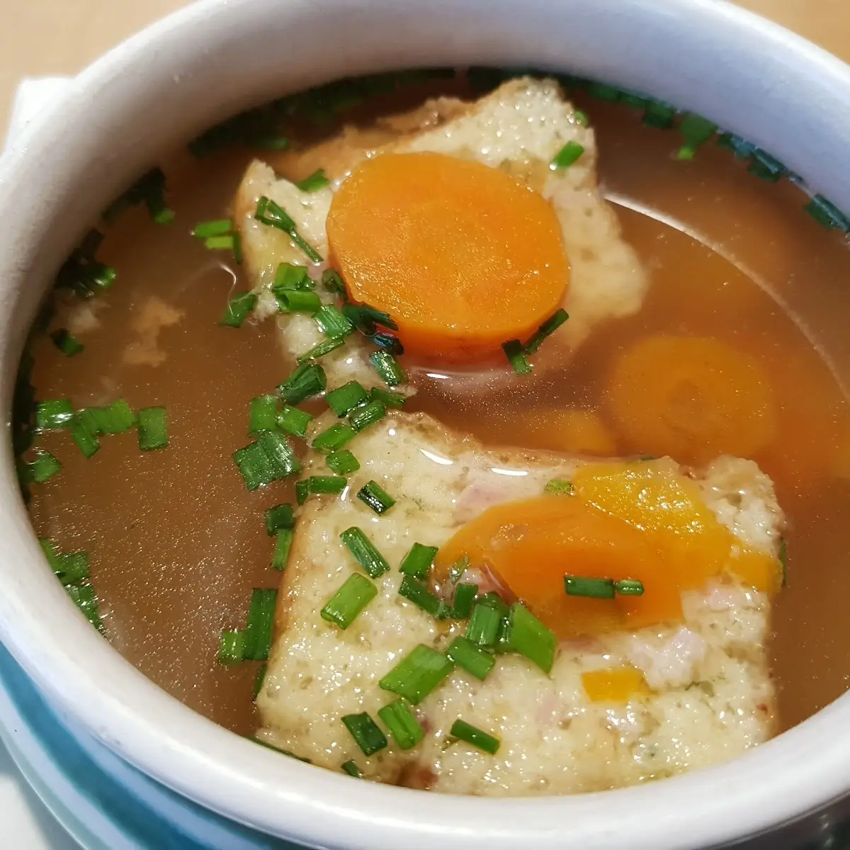 Klare Gemüsesuppe Mit Überbacken Käsetostscheiben