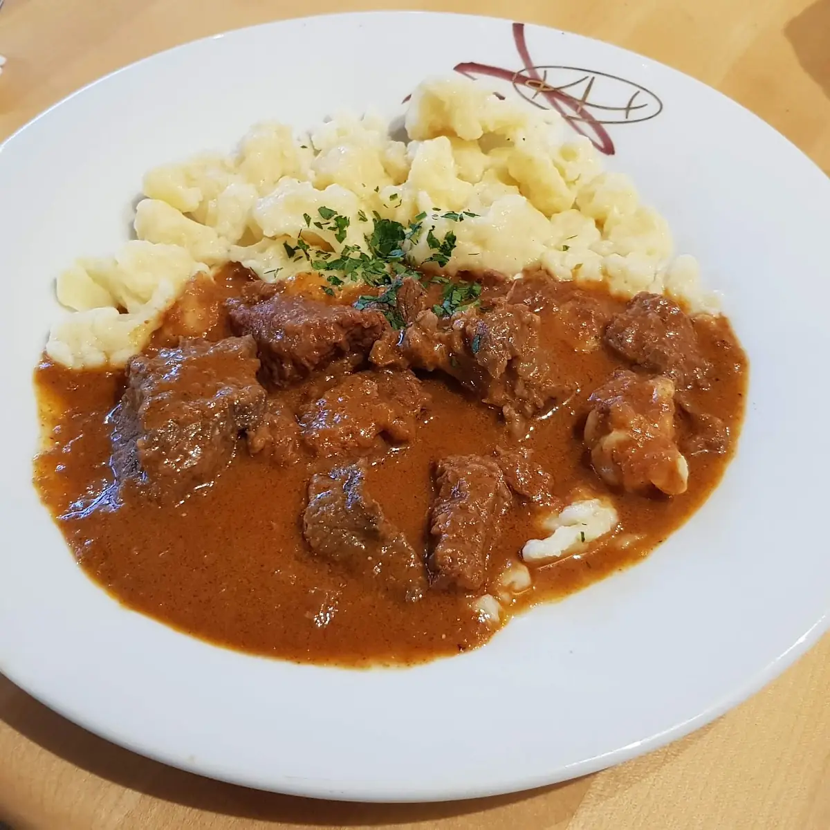 Rindsgulasch Mit Nockerln