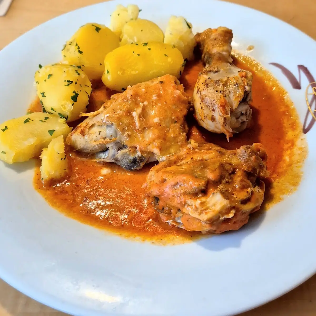 Saftiges Huhn Aus Dem Ofen Mit Petersilerdäpfel