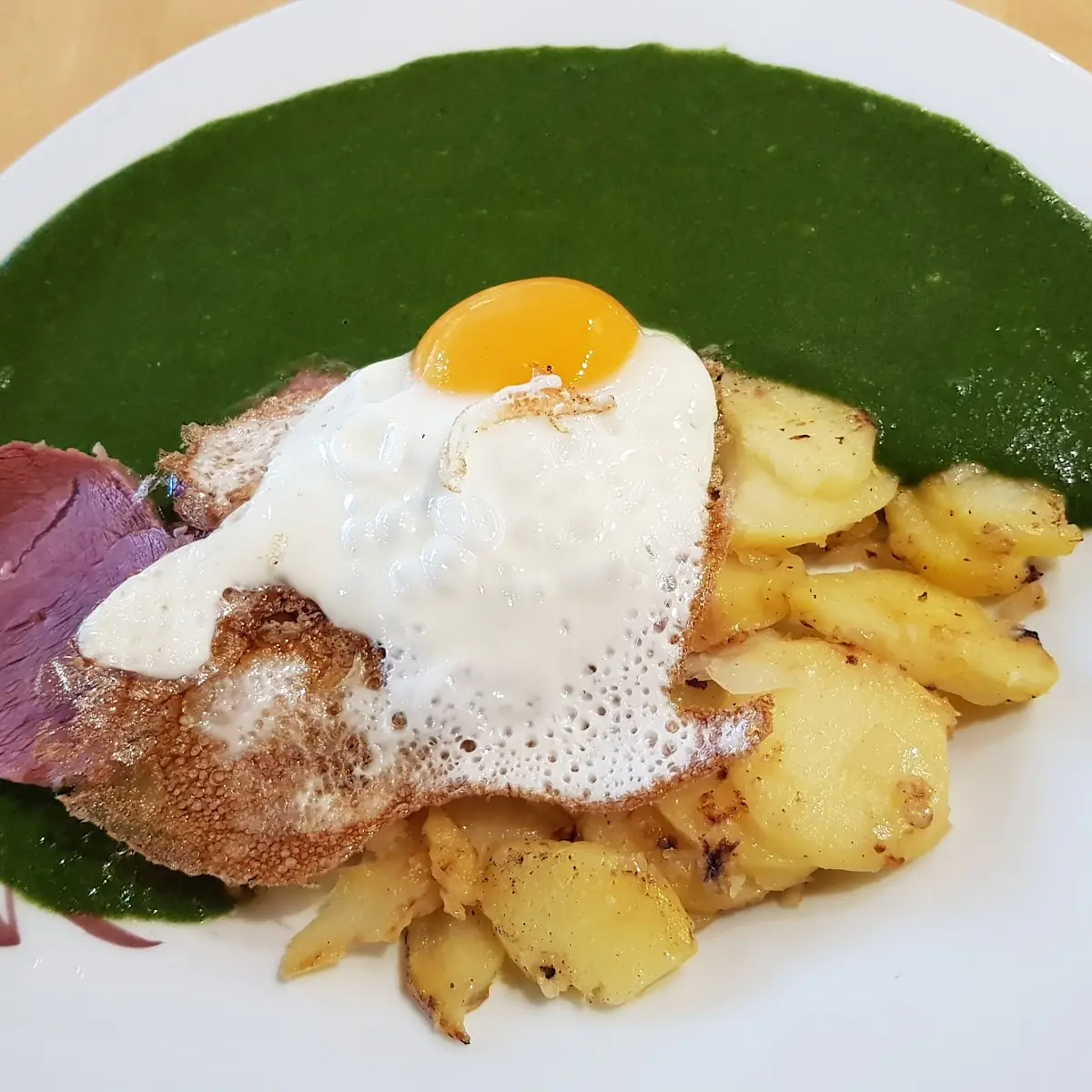 Spinat Mit Rindfleisch Bratkartoffeln Und Spiegelei