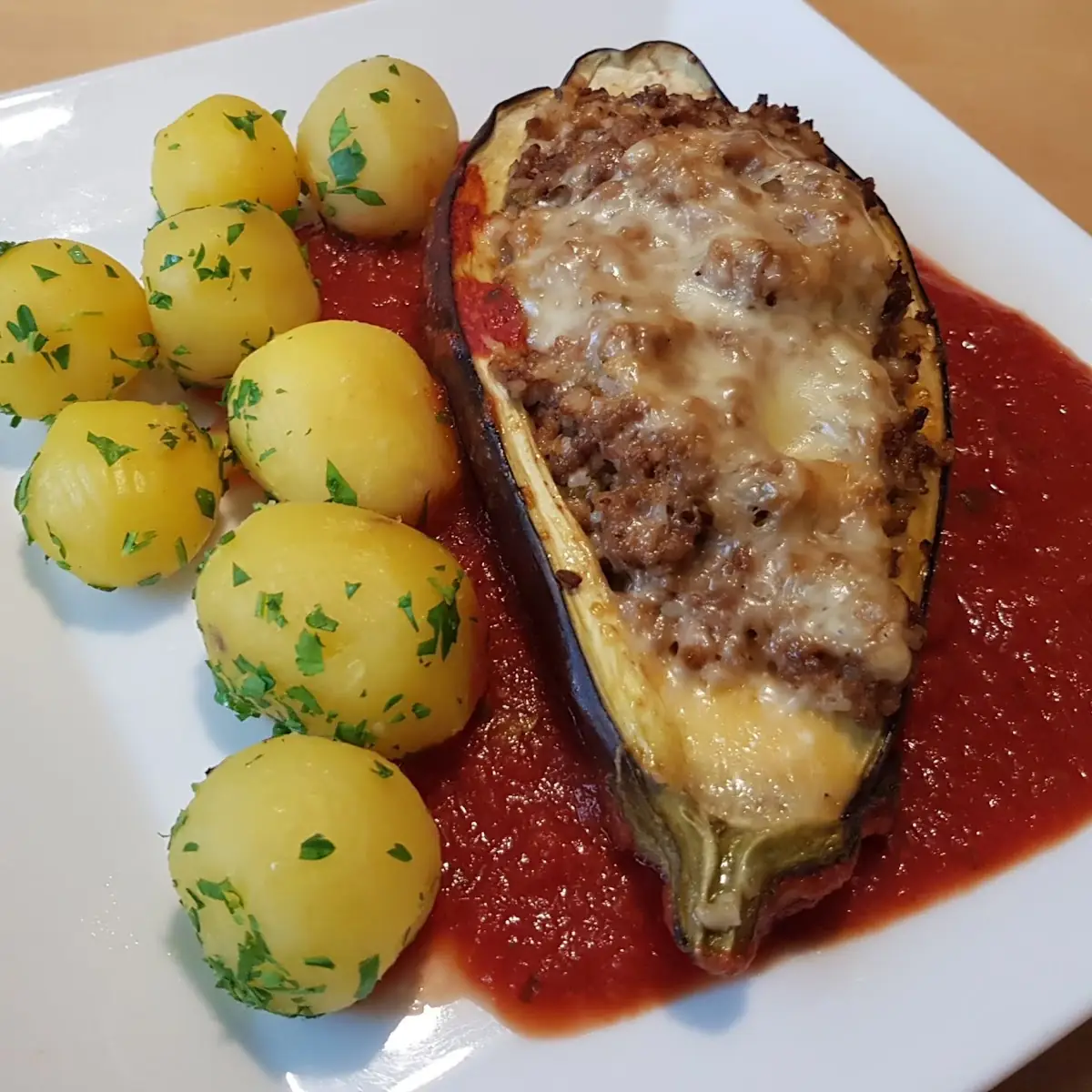 Überbackene Melanzani Mit Tomatensauce Und Petersilerdäpfeln