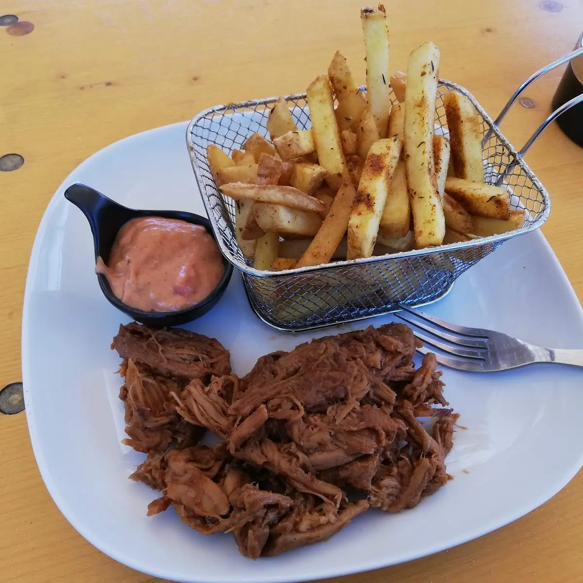 Pulled Pork with Cajun Fries and 1000-Island-Sauce