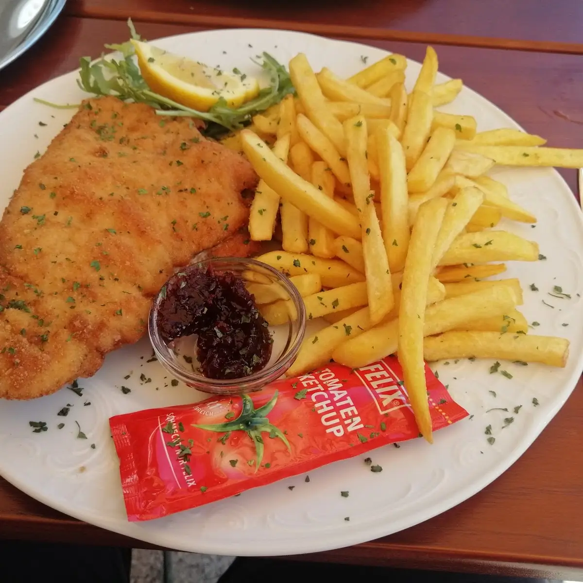 Cordon Bleu Mit Pommes Und Preiselbeeren