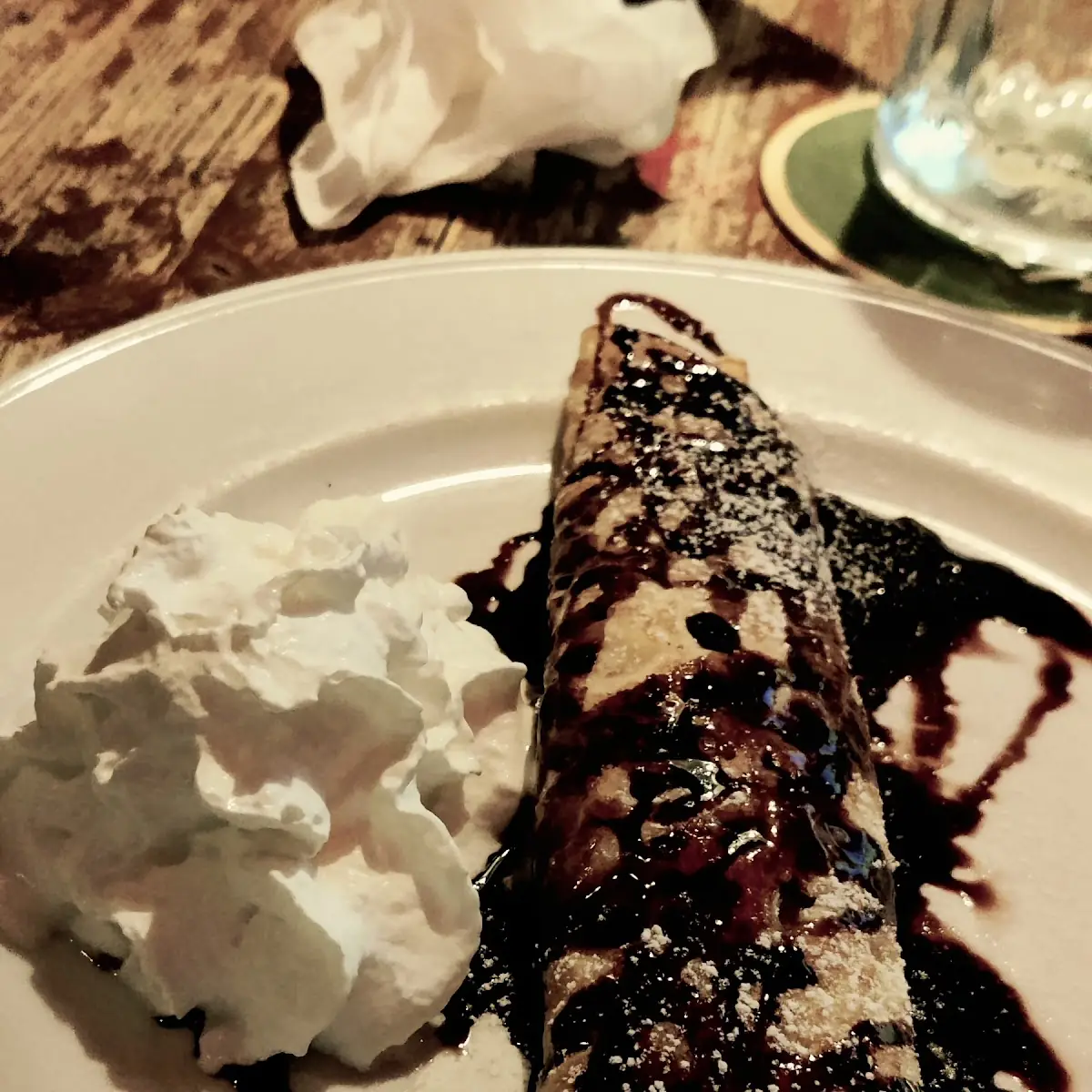 Palatschinken Mit Schokolade Und Schlag