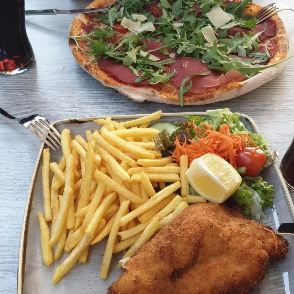 Cordon Bleu Mit Pommes Und Salat