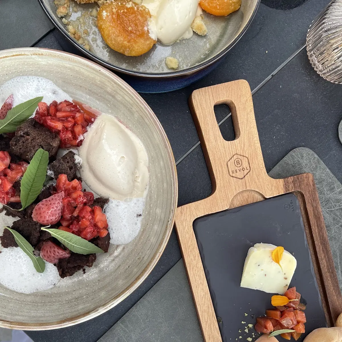 Brownie Mit Erdbeeren Und Käseplatte