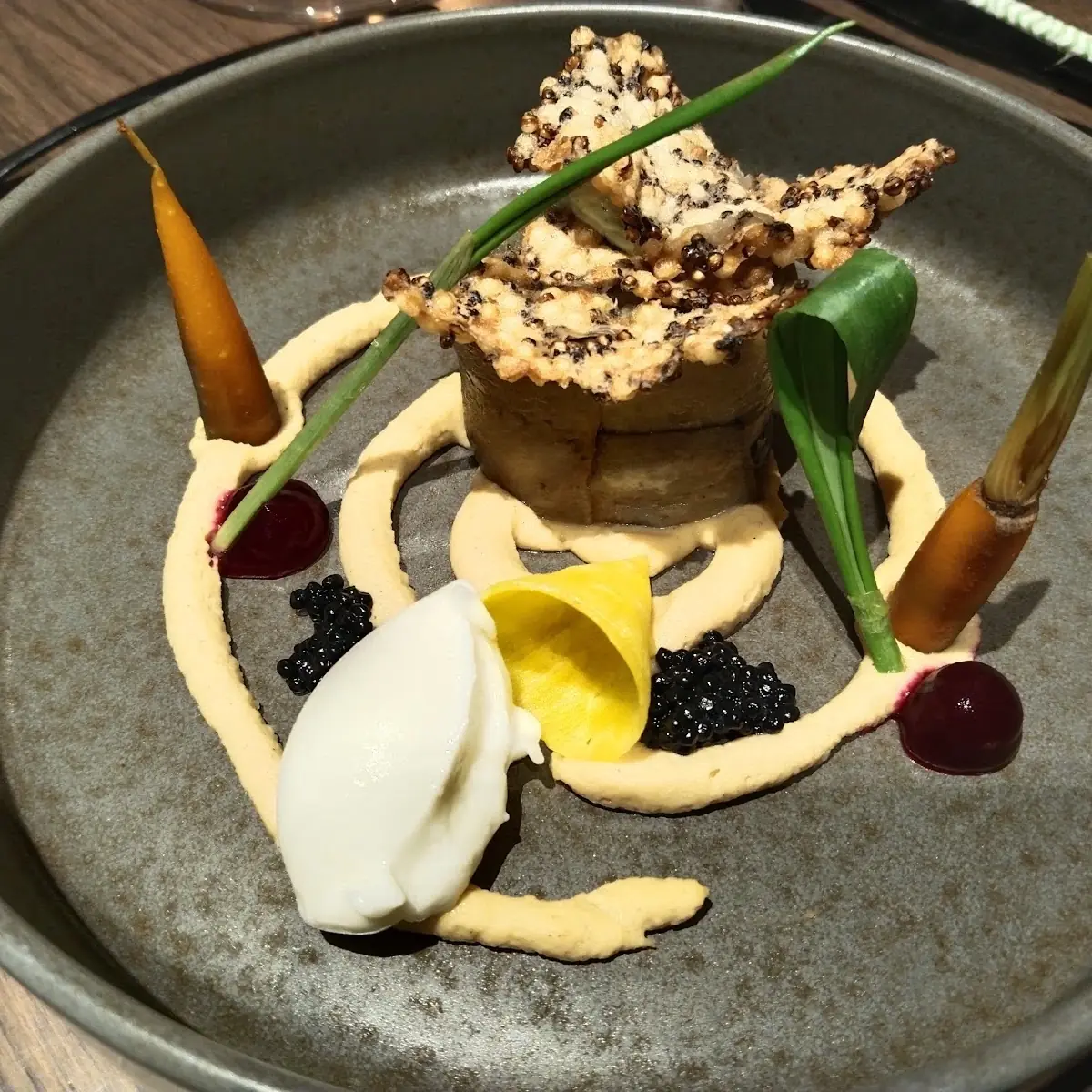 Mediterrane Gemüserolle Auf Kichererbsencreme Mit Quinoa Und Salzigem Olivenöl-eis