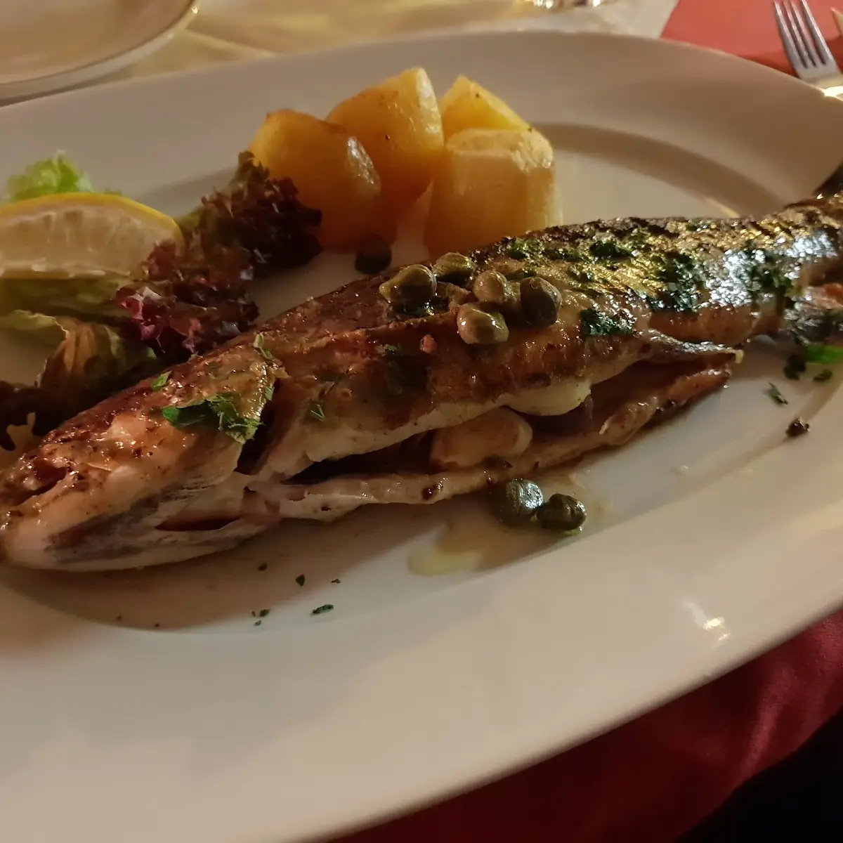 Seesaibling Aus Dem Attersee Mit Kartoffeln Gefüllt Mit Kapern Und Knoblauch