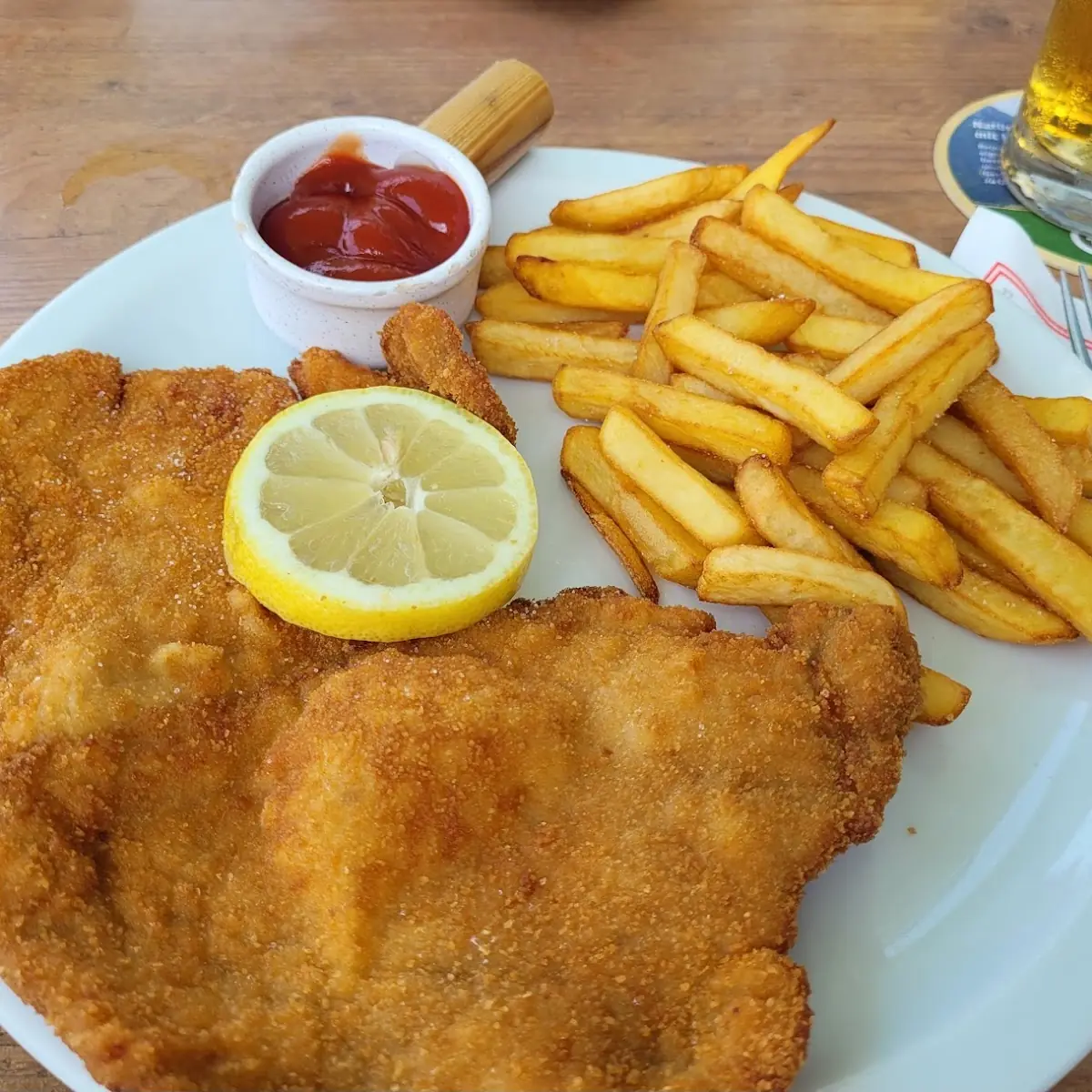 Gebackenes Schnitzel Mit Pommes