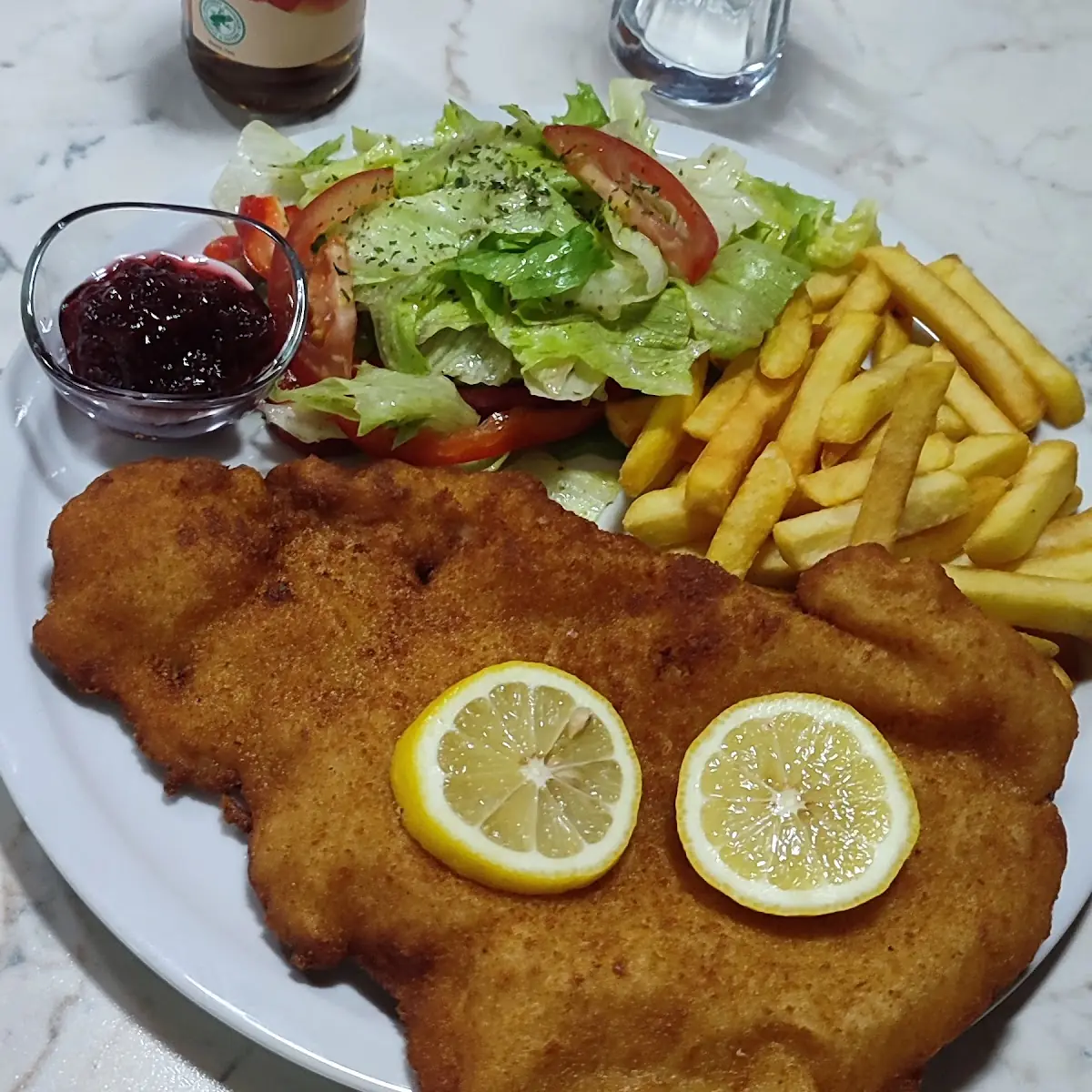 Putenschnitzel Mit Pommes Und Salat Pute