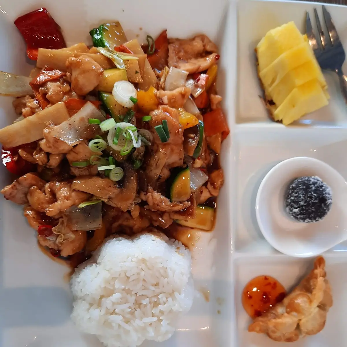 Rotes Thaycurry Huhn Menü