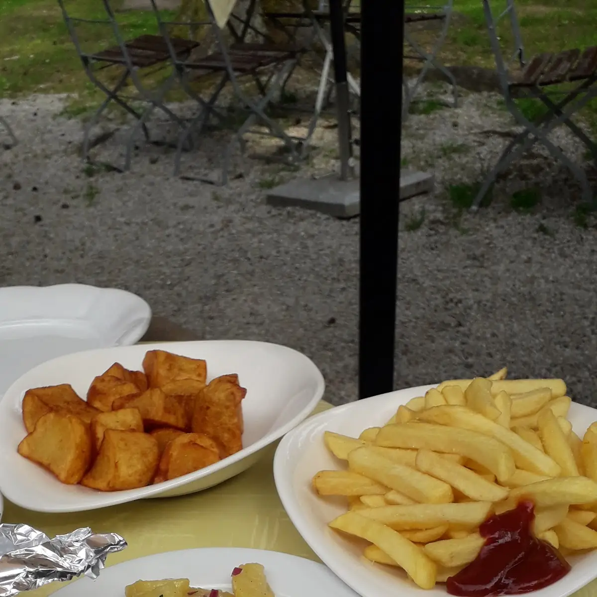 Backhendl Mit Bratkartoffeln Pommes Frites Und Kartoffelsalat