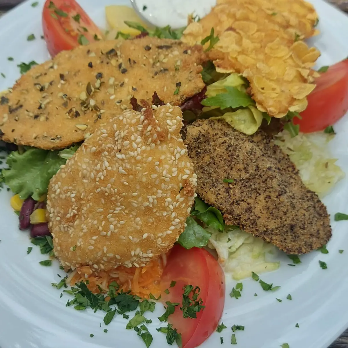 Hühnerfilet's In Verschiedene Panier Auf Salat