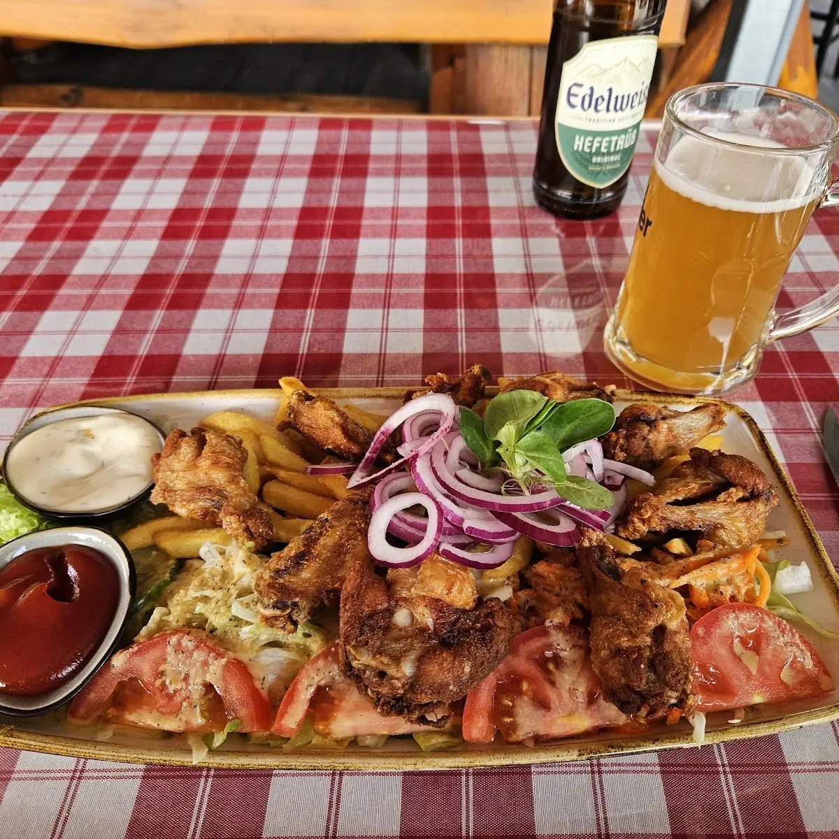 Hühnerflügel Mit Salat Und Pommes