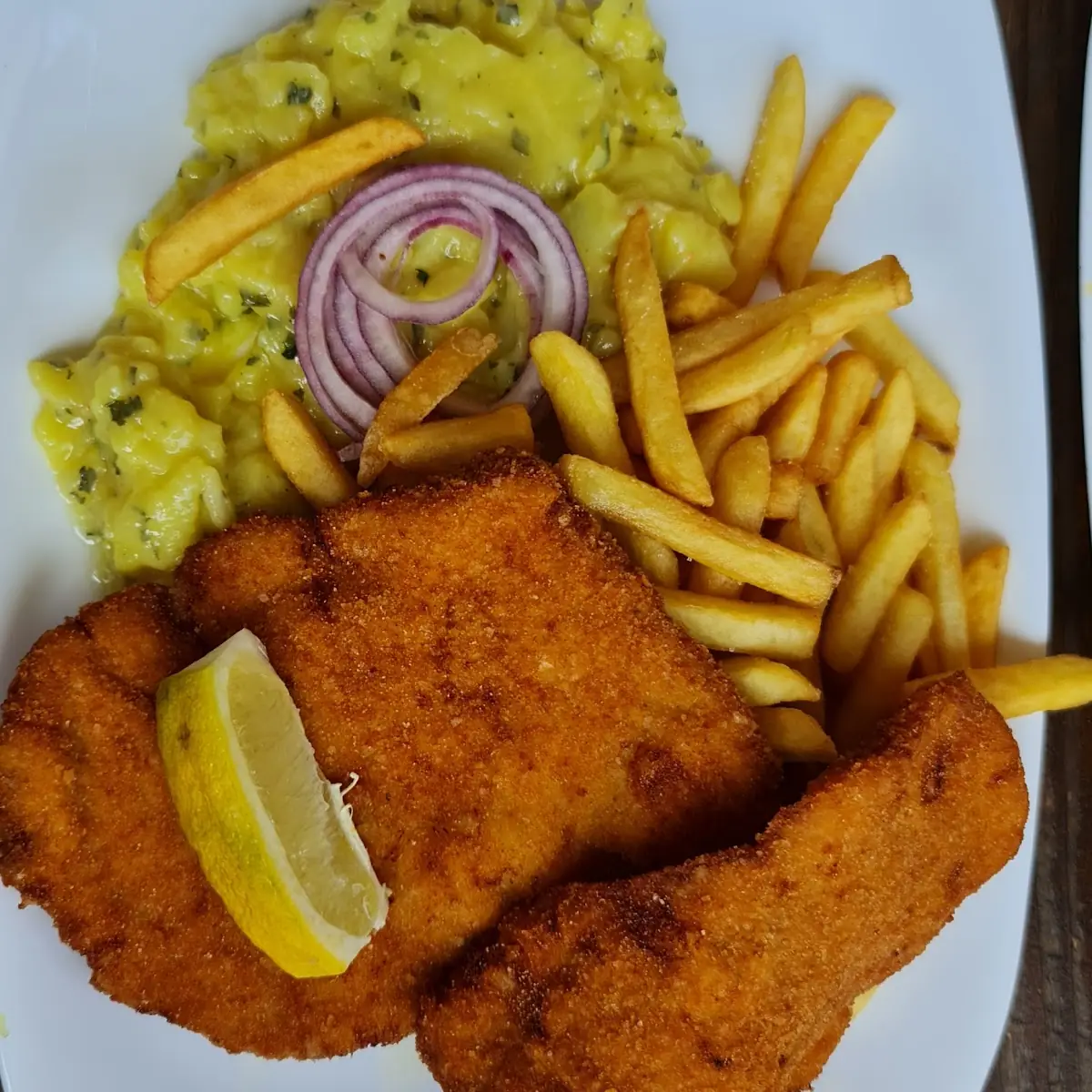 Schnitzel Mit Pommes Und Kartoffelsalat