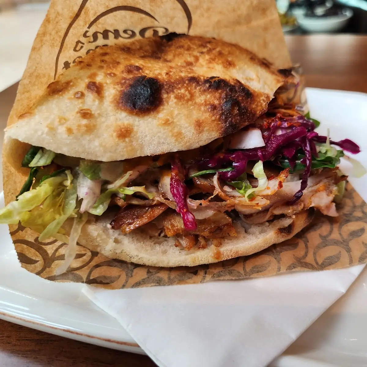 Hühner Döner Kebap Mit Cocktail Und Chillisauce