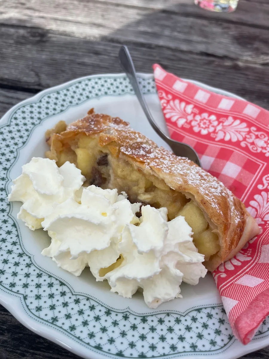Apfelstrudel Mit Schlagobers