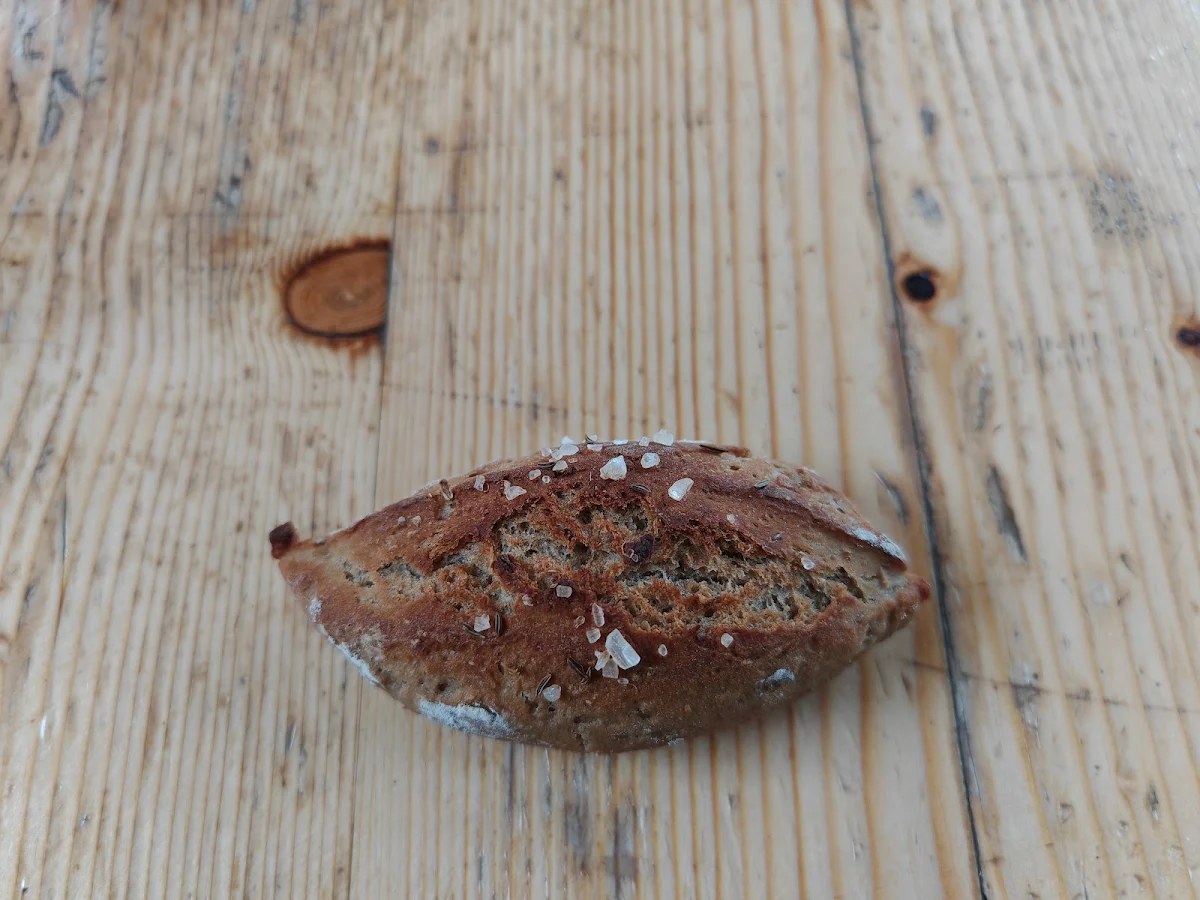 Selbstgebackenes Brötchen