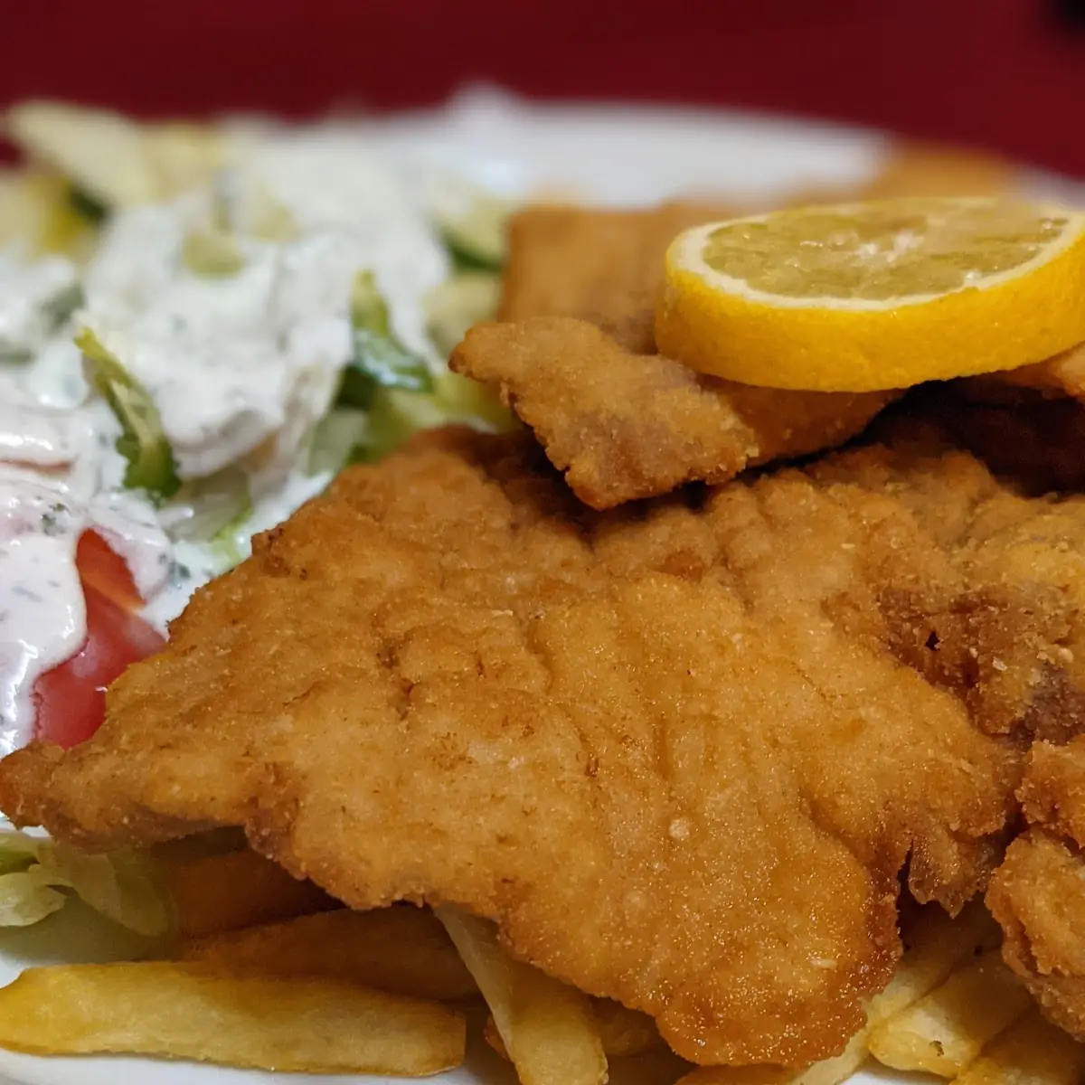 Schnitzel Mit Pommes Und Salat