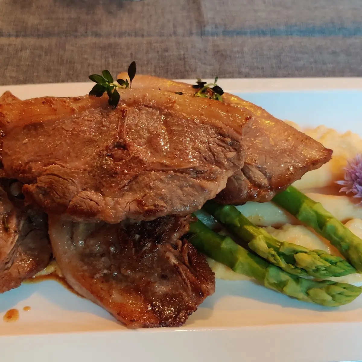 Lammkoteletts Mit Spargel Auf Polenta
