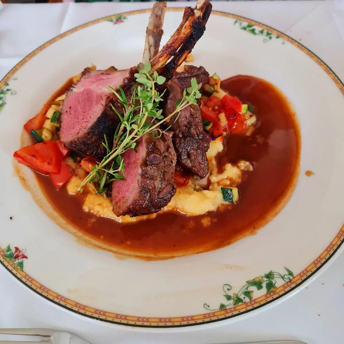 Geschmortes Und Rosa Rücken Vom Osterlamm Ratatouillegemüse Polenta