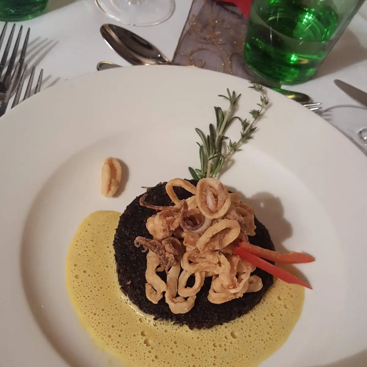 Tintenfisch Auf Schwarzem Risotte Mit Krustentierschaum