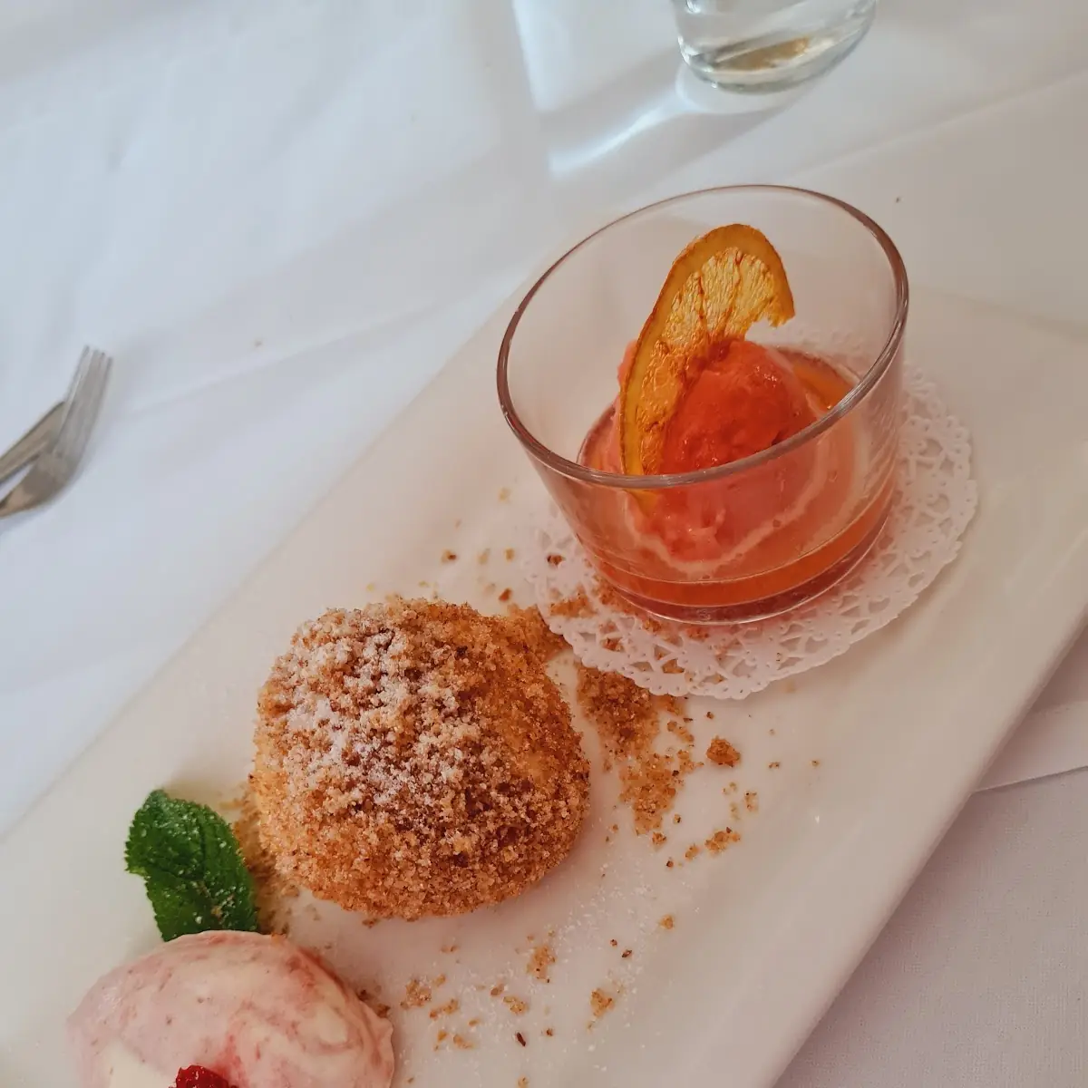 Topfenknödel Erdbeerschaum Blutorangensorbet Gin