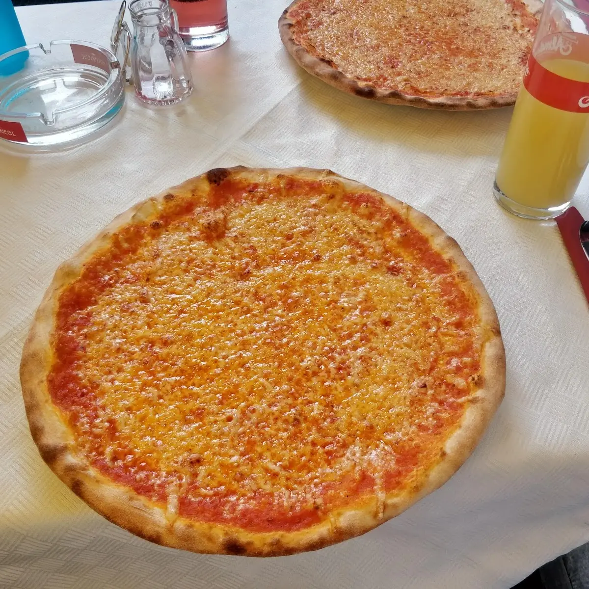 Pizza Margherita Mit Orangensaft Wasser