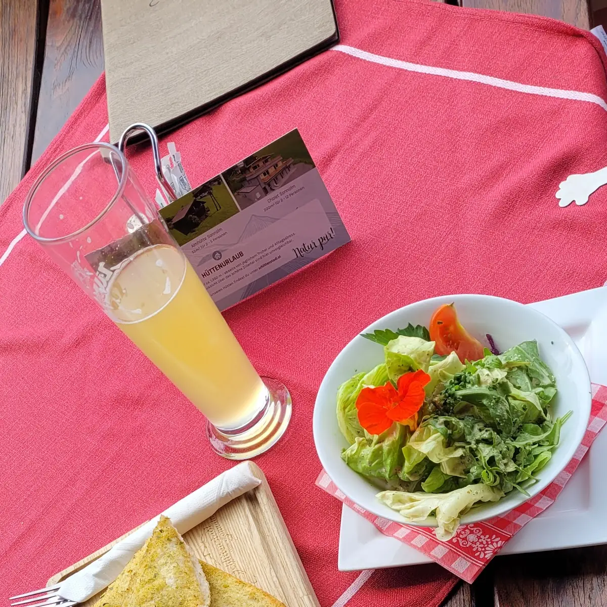Knoblauchbaguette Mit Dippsossen Und Salat
