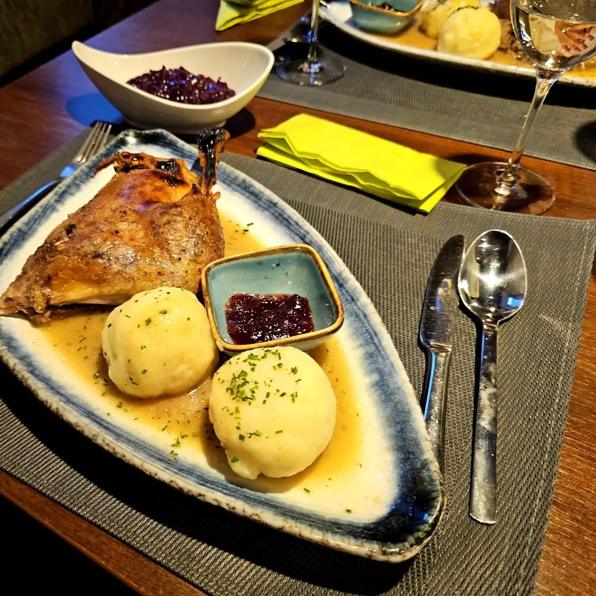Gansl Mit Erdäpfelknödel Und Rotkraut