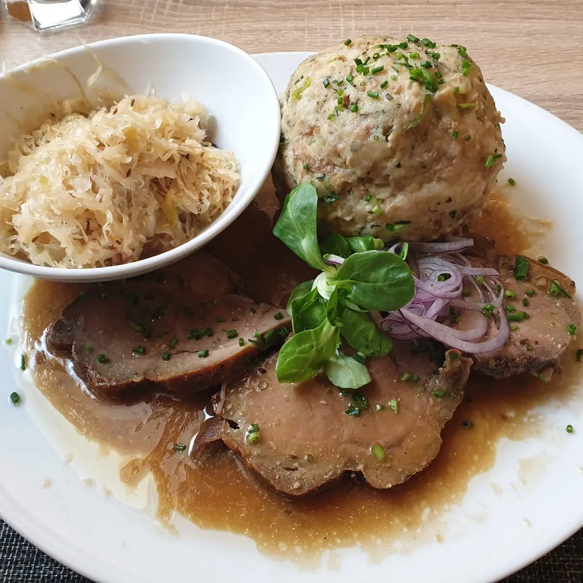 Schweinsbraten Mit Sauerkraut Und Knödel