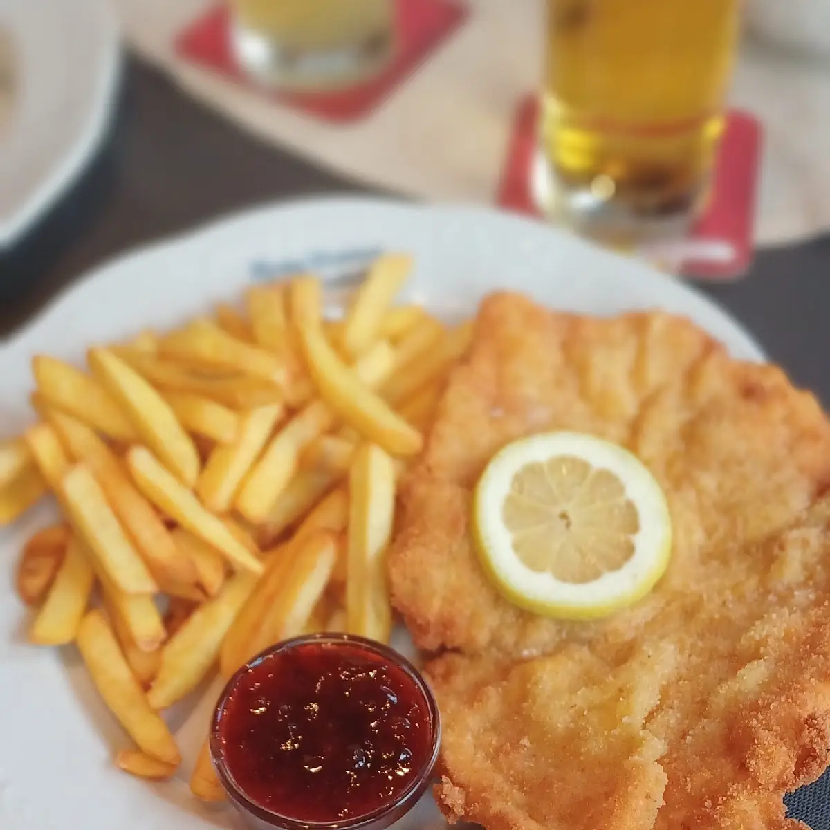 Cordon Bleu Mit Pommes Und Gemüse