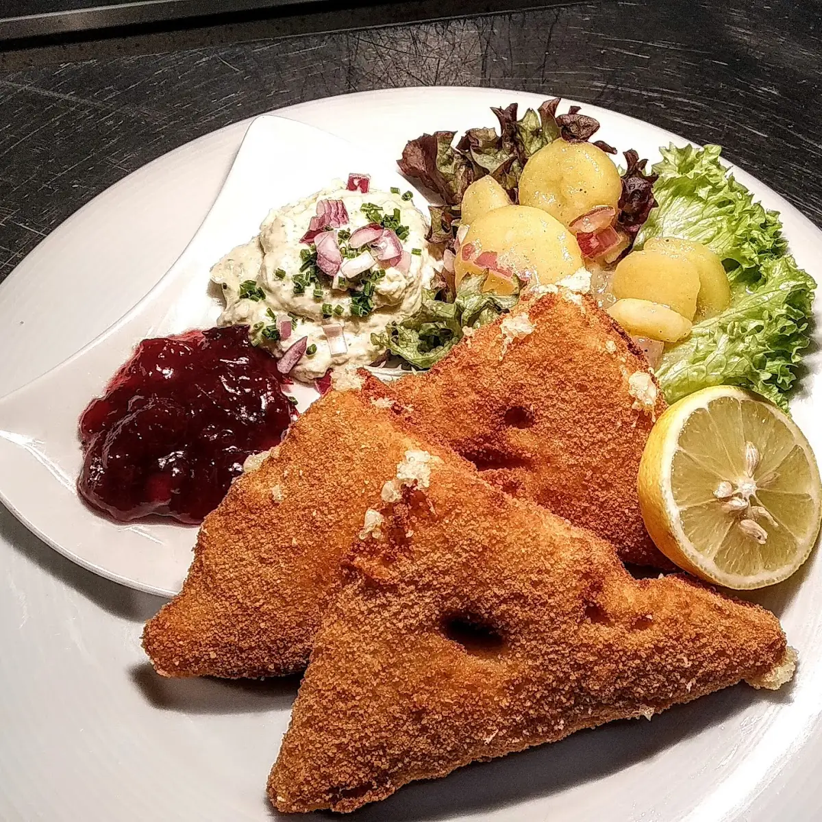 Gebackener Emmentaler Mit Preiselbeeren Und Sauce Tartare