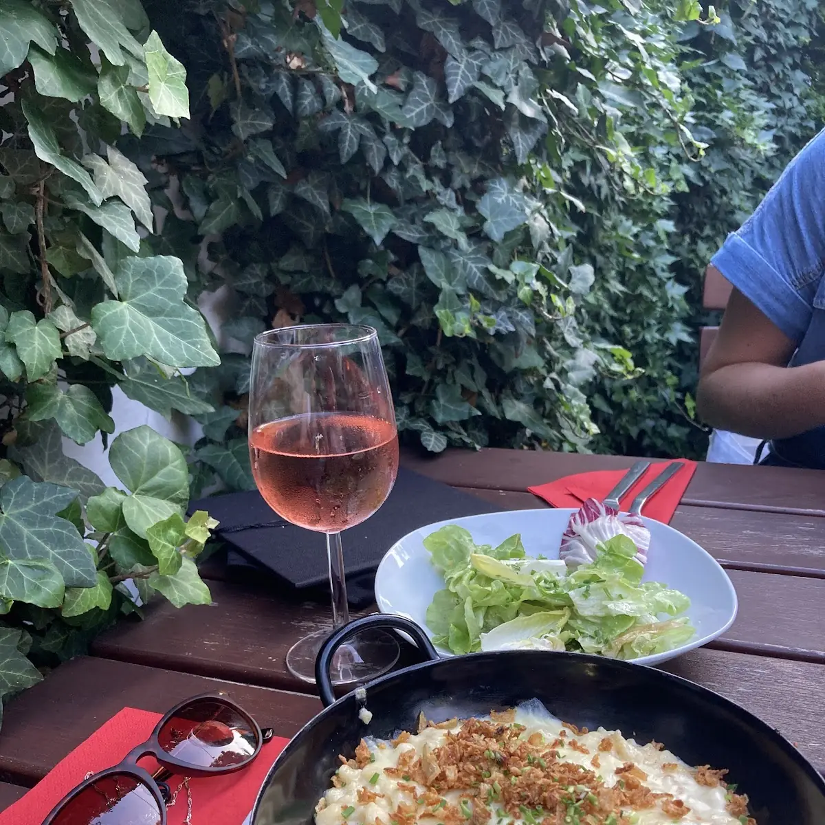 Kasspätzle Mit Bergkäse Röstzwiebel Und Blattsalat