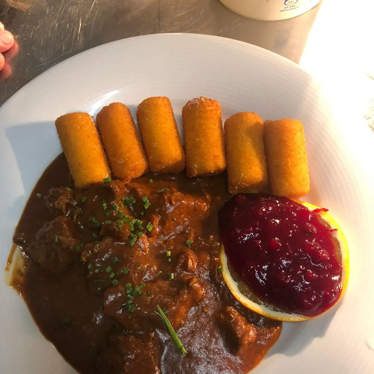 Wildgulasch Mit Kroketten