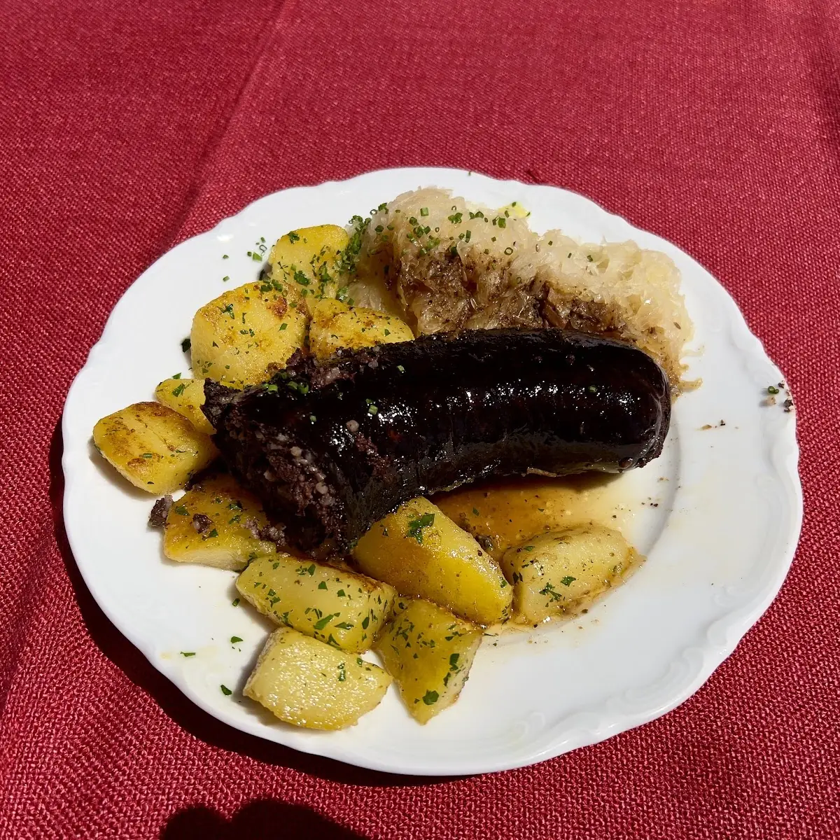 Blutwurst Mit Sauerkraut Und Rösterdäpfel