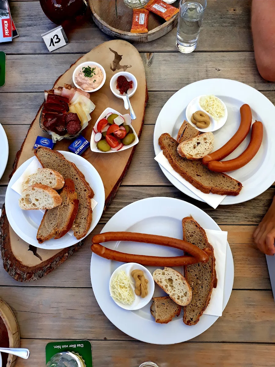 Debreziner Mit Brot Und Kren Bretljauset