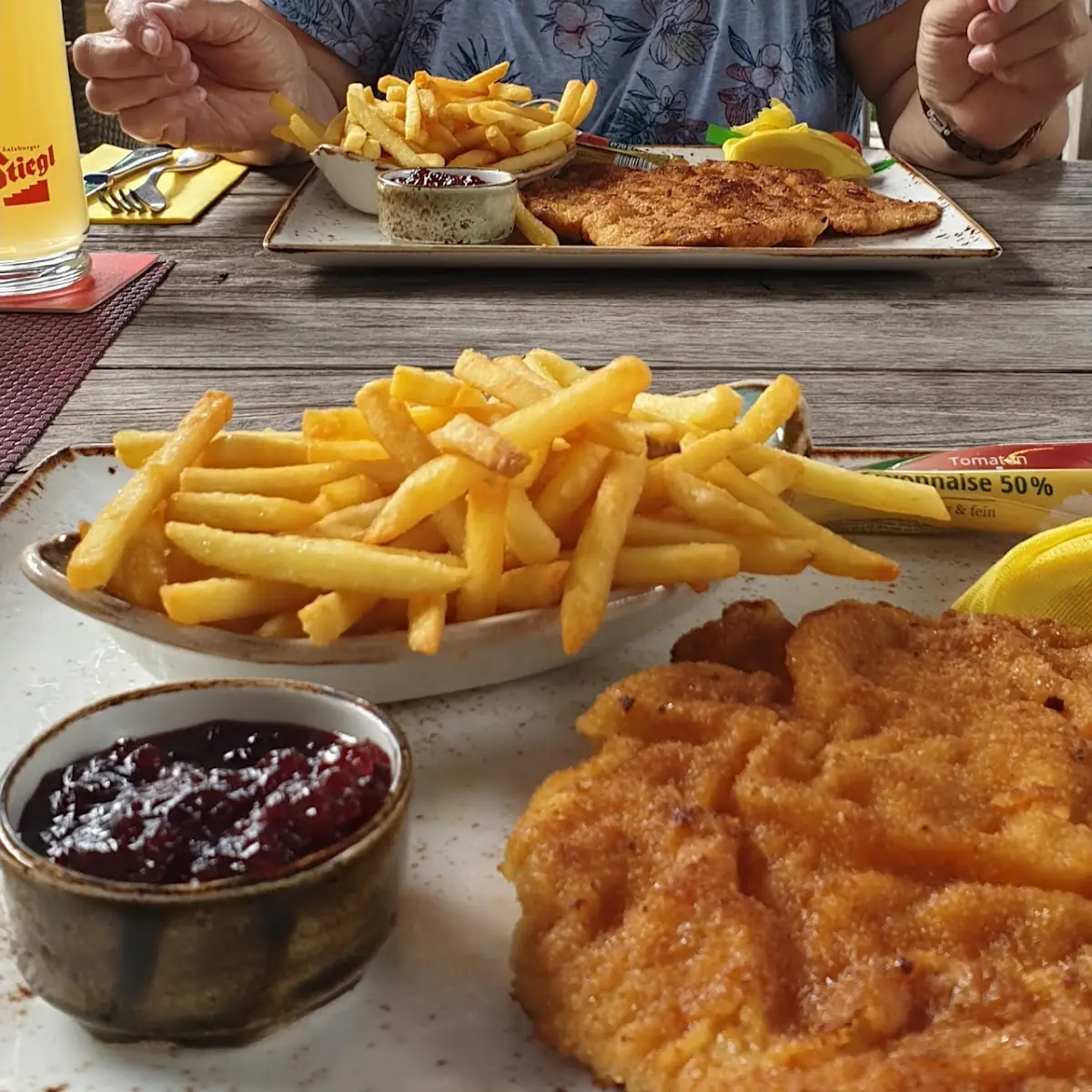 Wiener Schnitzel Mit Preiselbeeren Und Pommes Frites