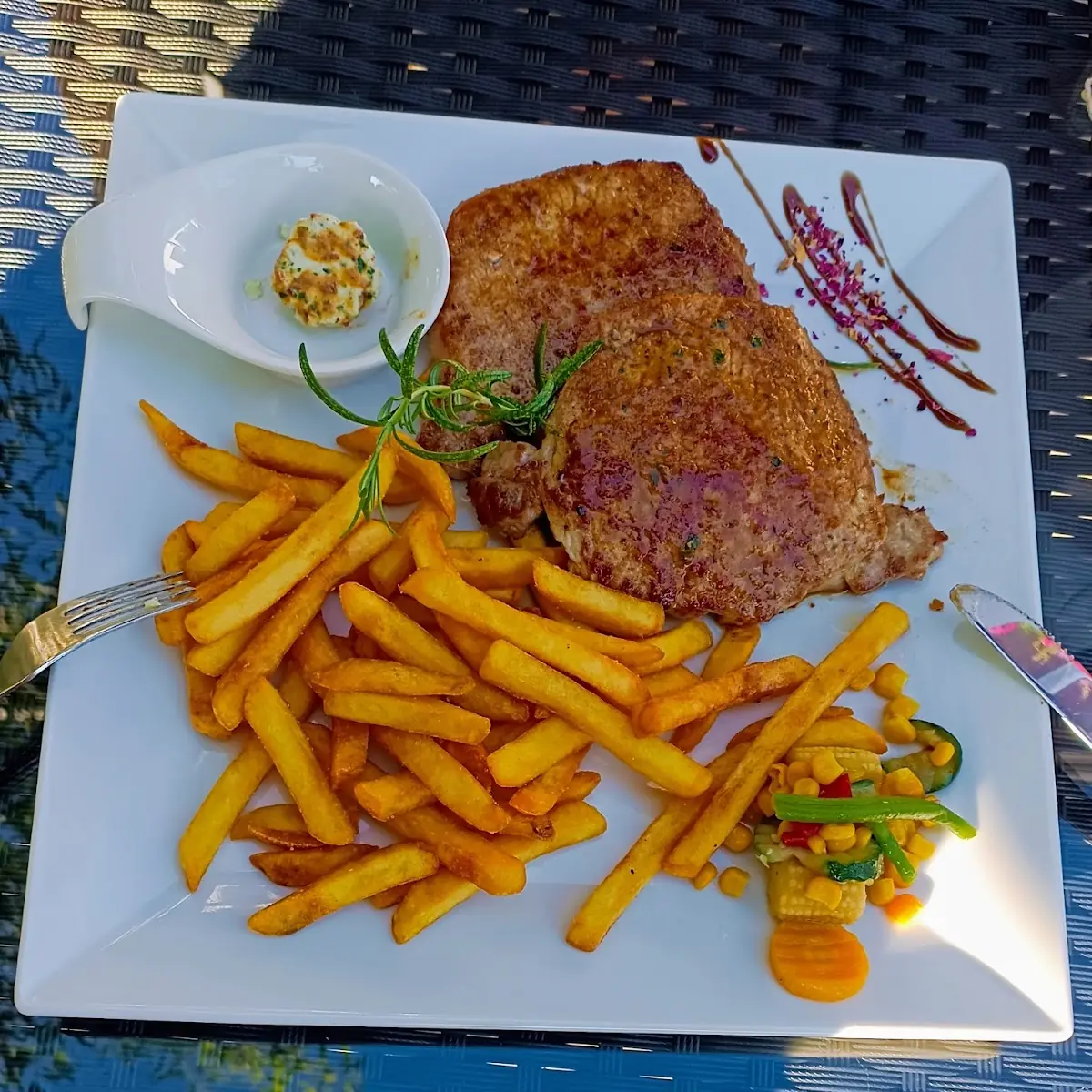 Schweinrückensteak Mit Pommes Und Gedünstete Gemüse