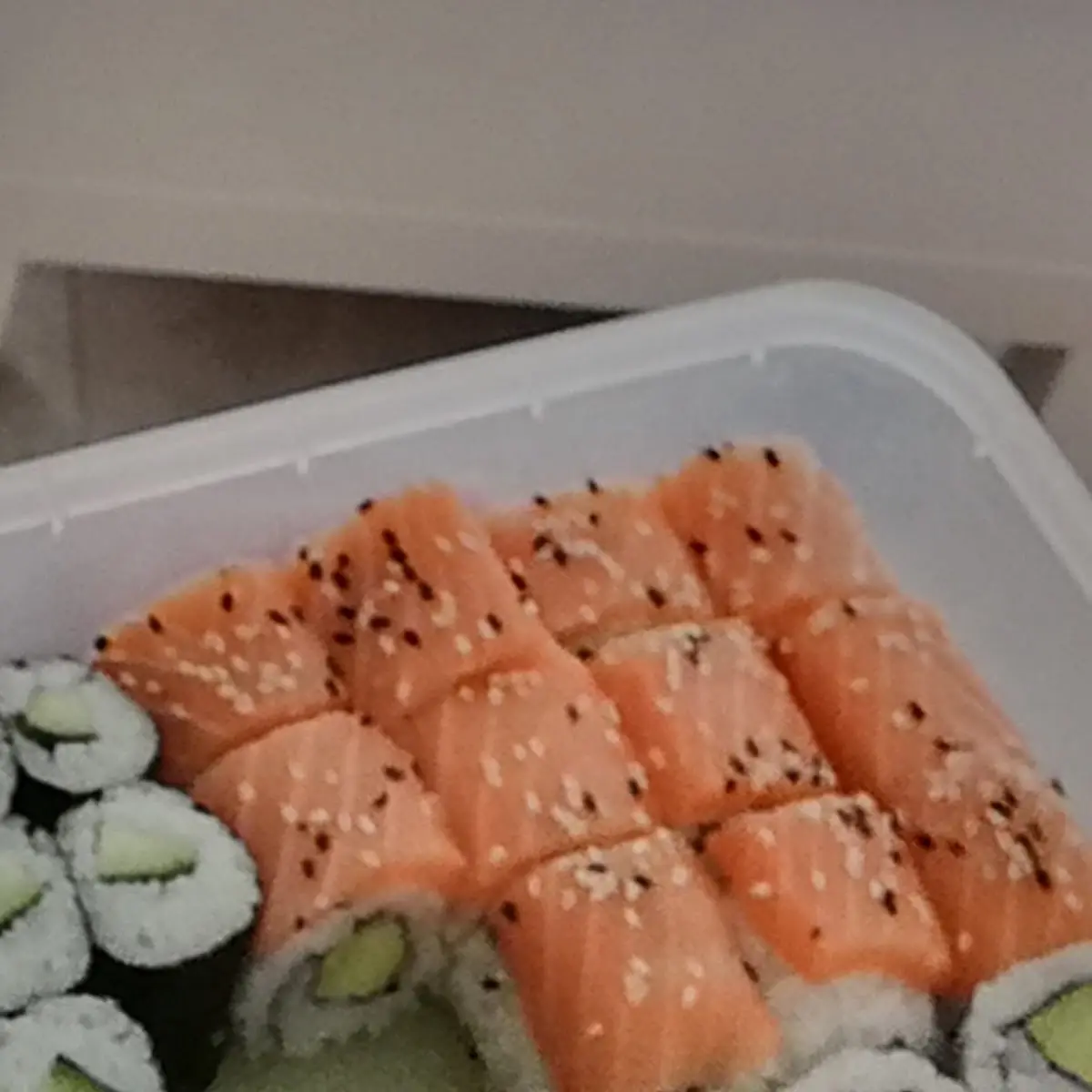 Sake Avocado Maki (groß, 12 Stück)