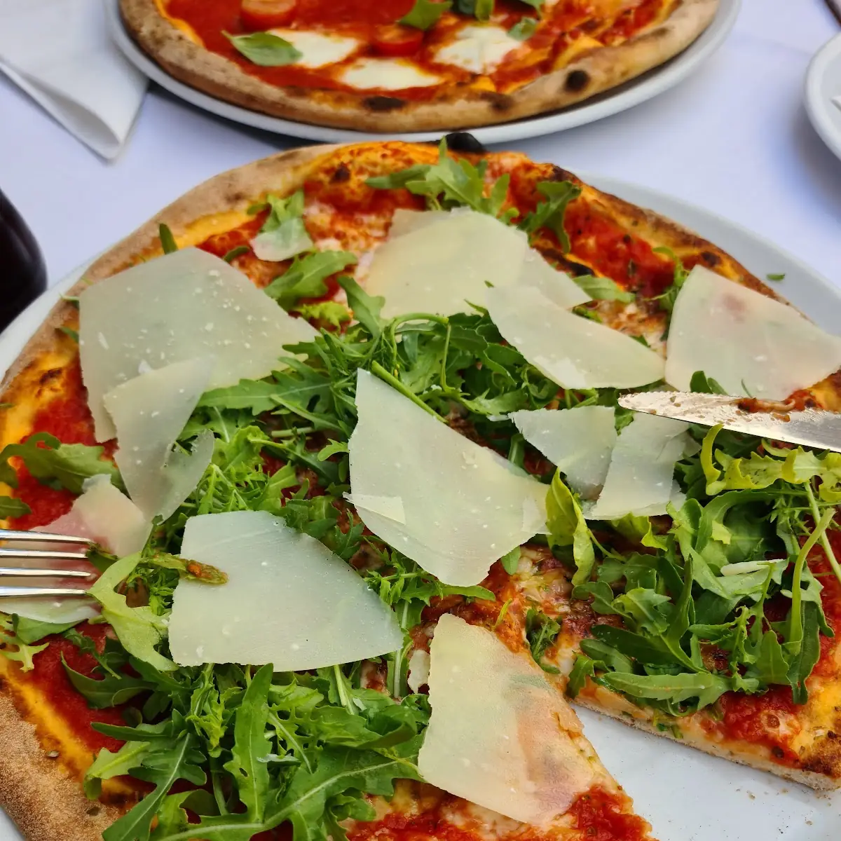 Pizza Ruccola Mit Parmesan
