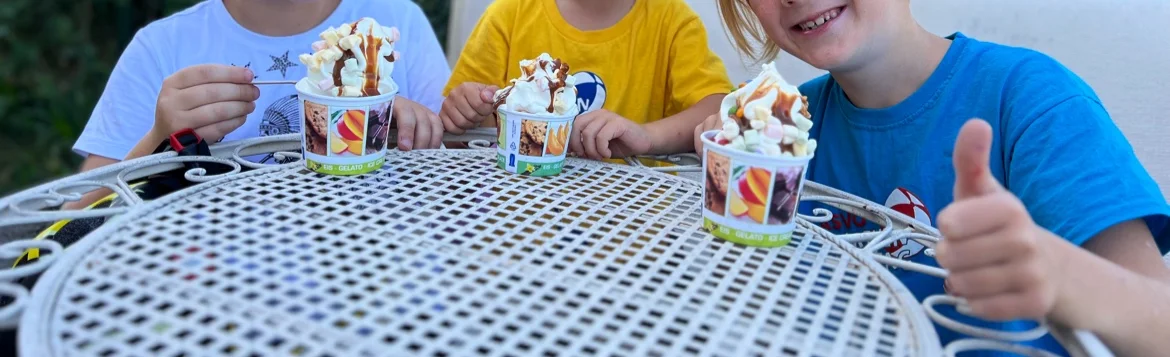 Frozen Joghurt Mit Caramelsauce Und Mini-marshmallows