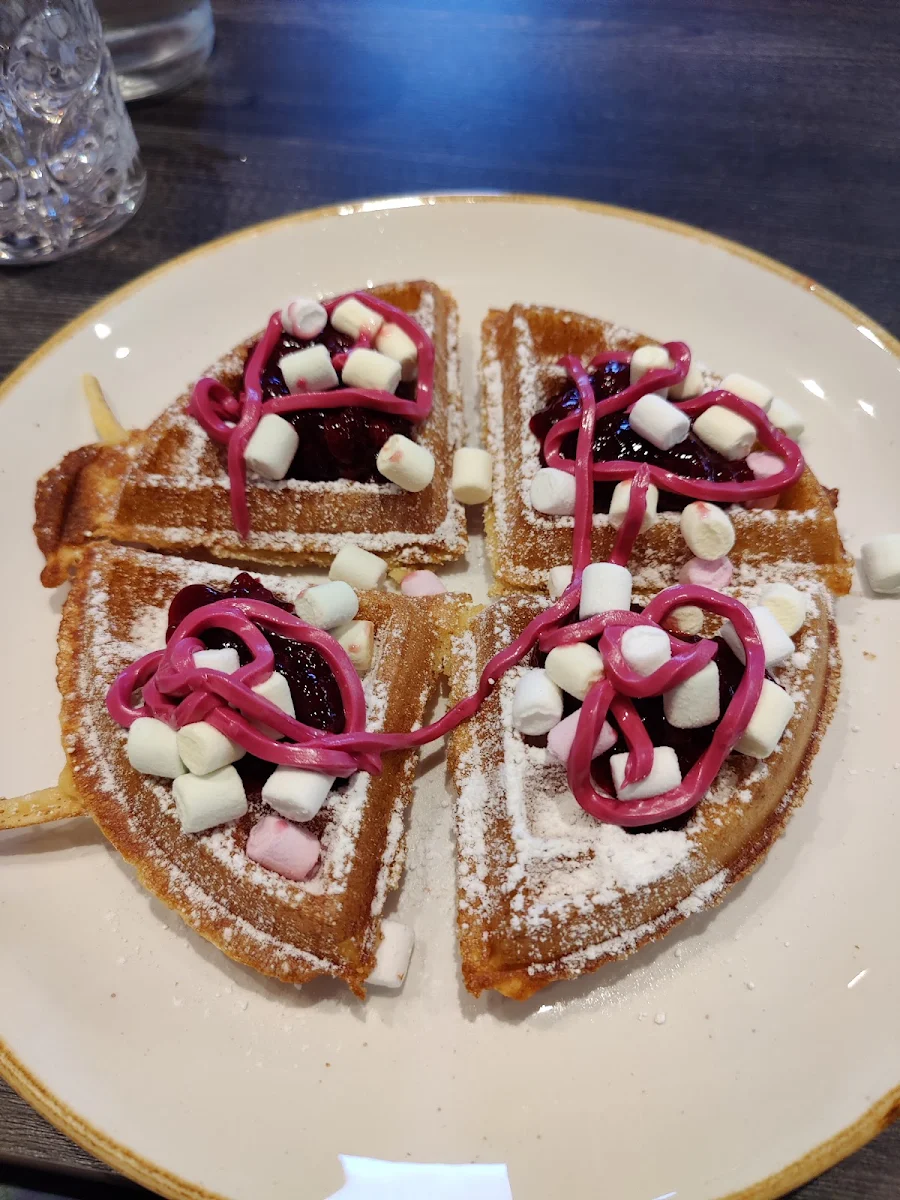 Waffel Mit Preiselbeeren Optional Mit Rosa Schokosauce Und Marshmallows