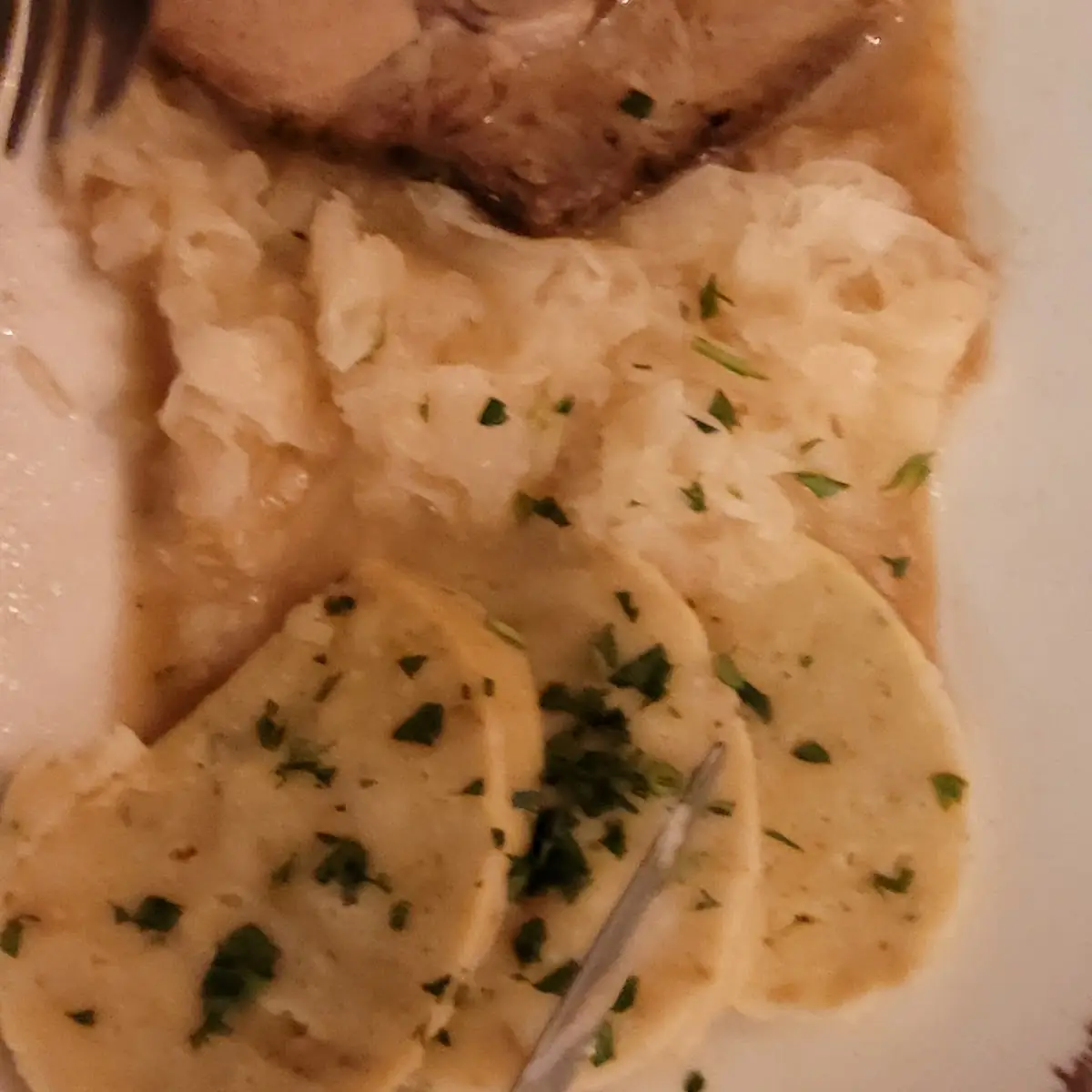 Schweinsbraten Mit Sauerkraut Und Knödl