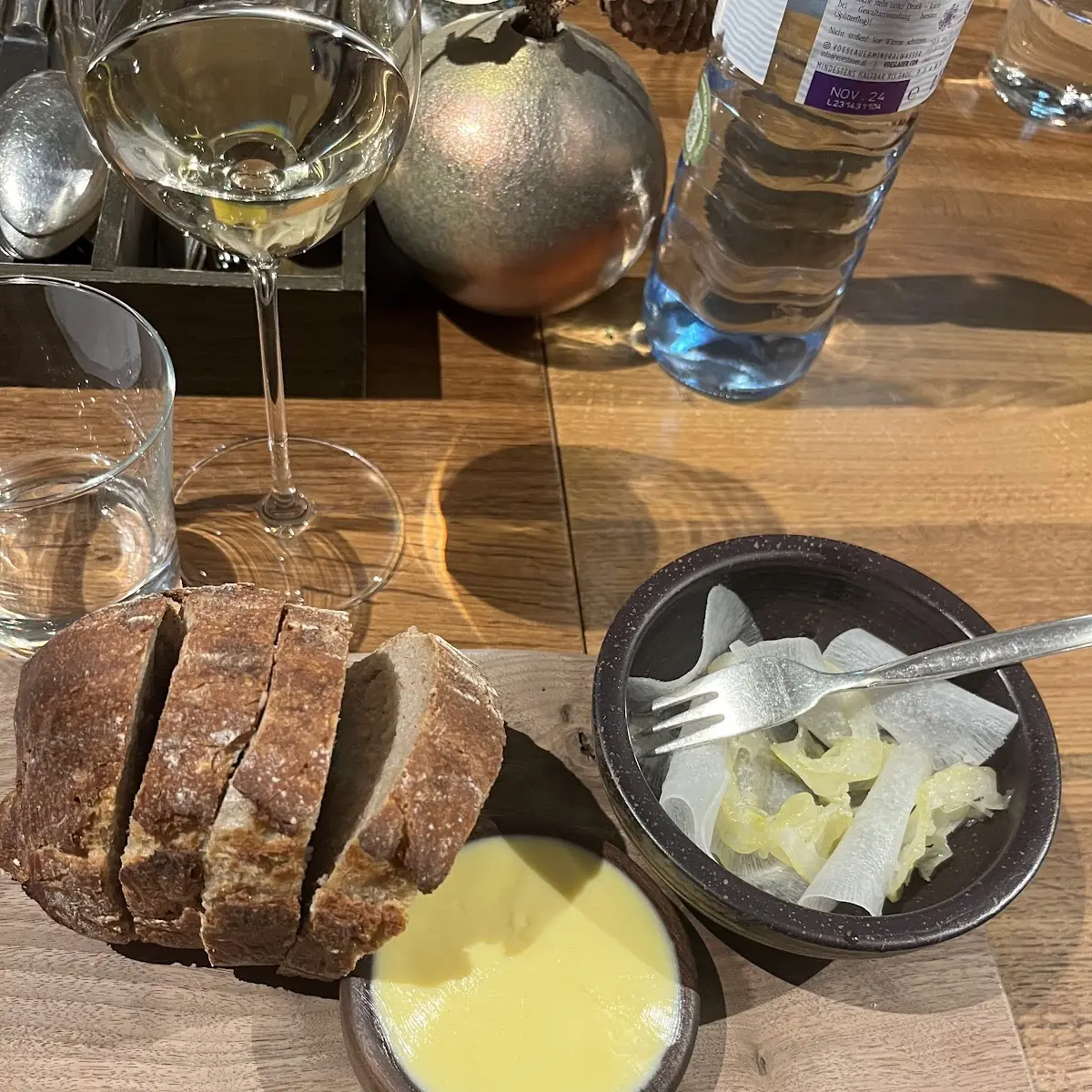 Sauerteigbrot Mit Sauerahmbutter Und Kräuterpesto