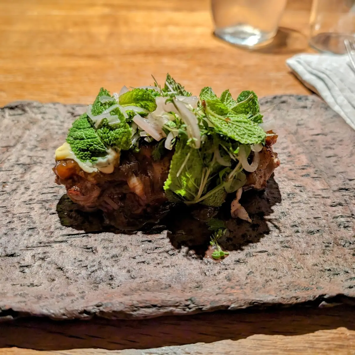 Schwein Im Holz Grill Gebraten Mit BBQ Sauce