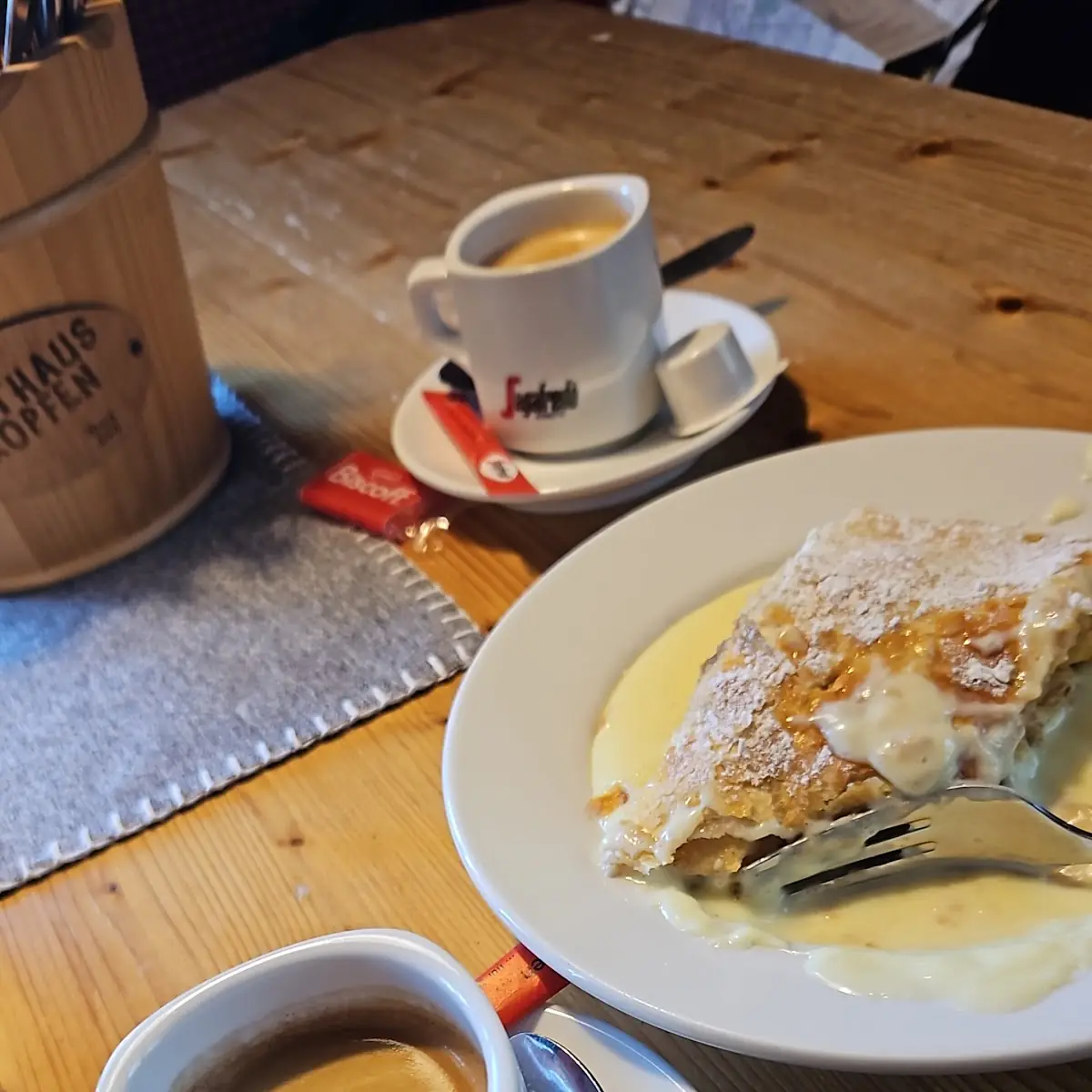 Koffie En Apfelstrudel Mit Vanillesouse