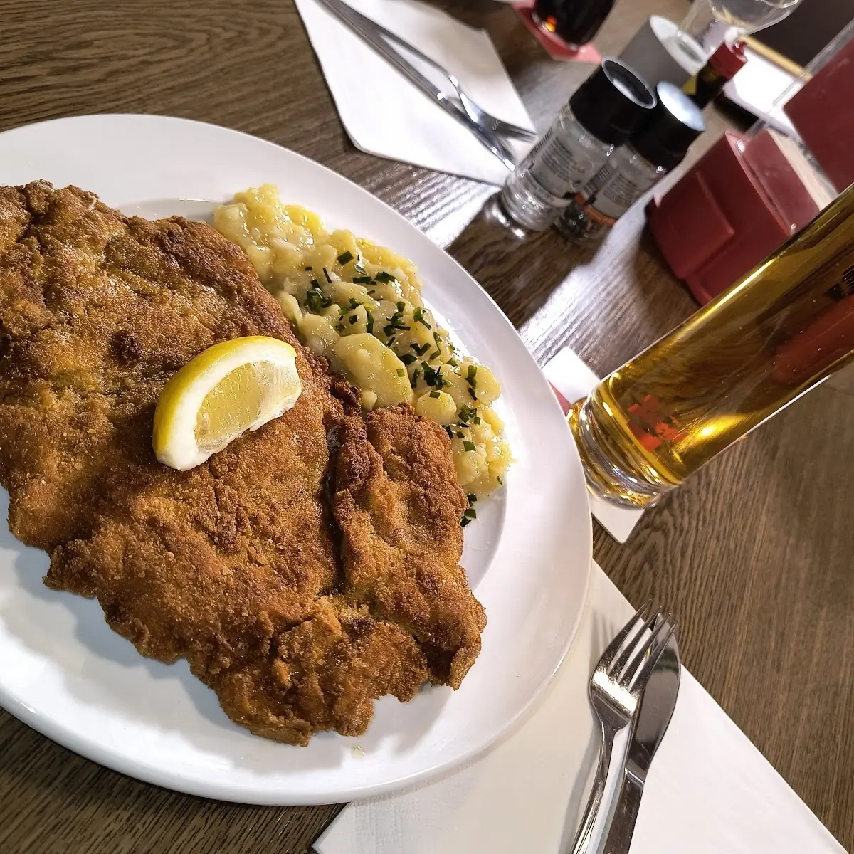 Wiener-art Schweineschnitzel Mit Pommes Und Hausgemachter Kartoffelsalat