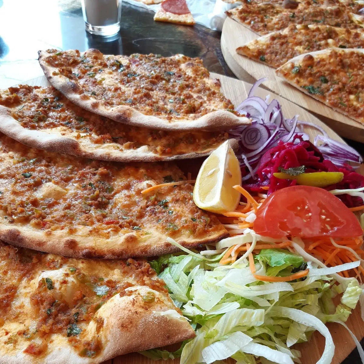 Lahmacun Mit Salat